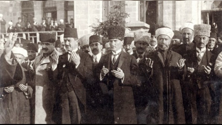 Mustafa Kemal, Meclisin namazlarla,  dualarla almasn emretmiti