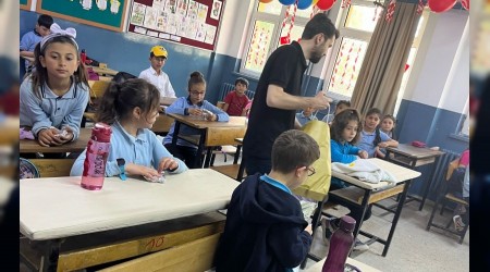 Yllar Sonra Ayn Sralarda:  Hseyin Kanatan Eski Okuluna Anlaml Ziyaret
