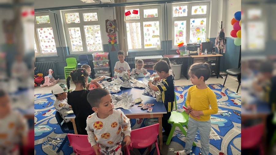 Yllar Sonra Ayn Sralarda:  Hseyin Kanatan Eski Okuluna Anlaml Ziyaret